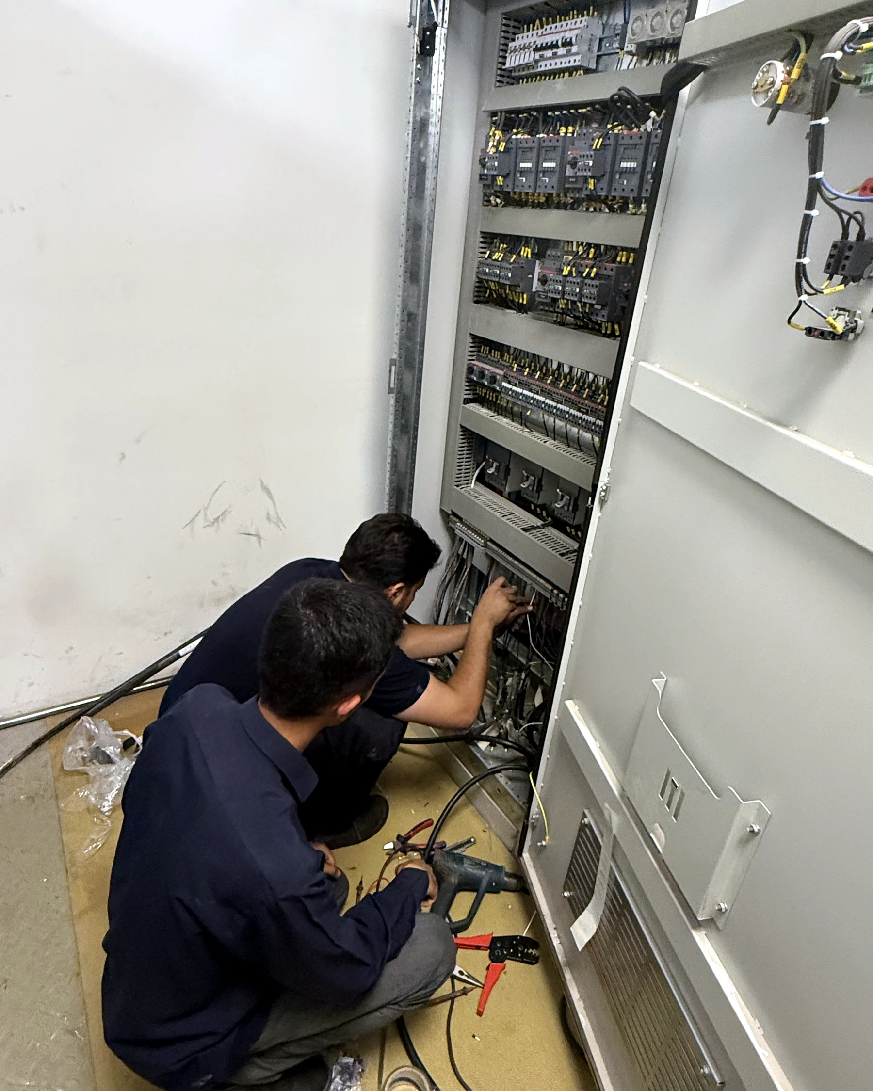 بررسی و سیم‌کشی تابلو برق